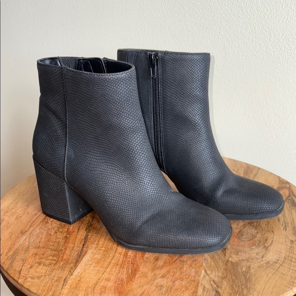 Sleek Snakeskin Texture Black Ankle Boots with Chunky Heel